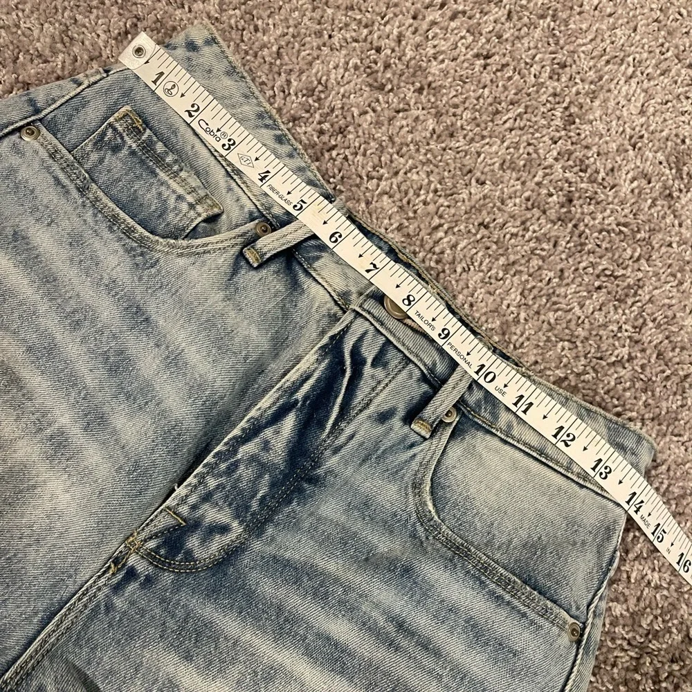 Good American | Bombshell Distressed High Rise Shorts - Picture 5 of 8